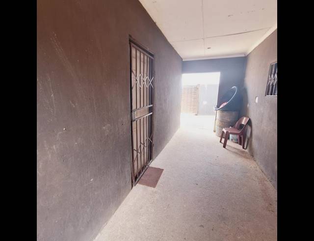 6 BEDROOM HOUSE FOR SALE IN RABIE RIDGE EXT 5